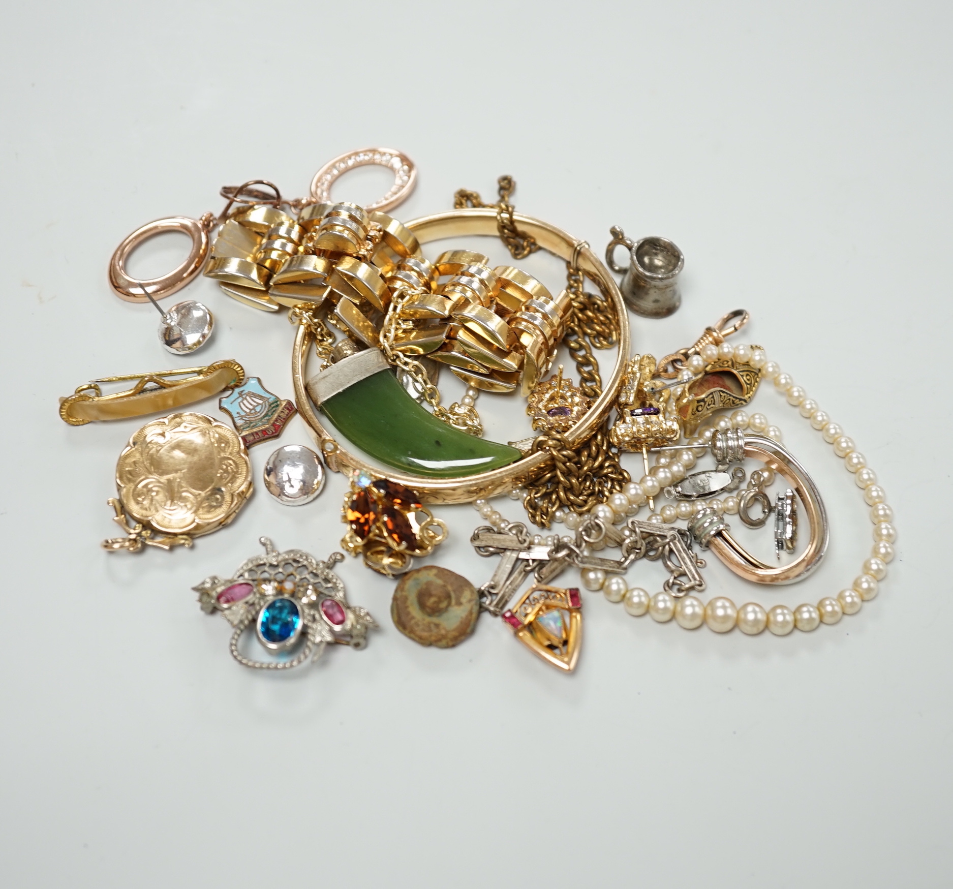 Mixed costume jewellery, including bracelet, earrings, etc.